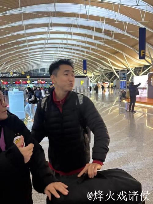 球员自宣、球迷机场宣取代“官宣”?每年海港冬训出征,为何总当保密局局长 球员自宣、球迷机场宣取代“官宣”?每年海港冬训出征,为何总当保密局局长