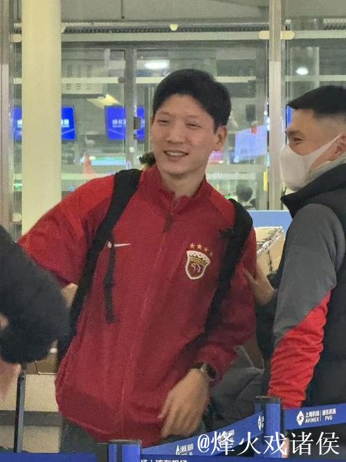 球员自宣、球迷机场宣取代“官宣”?每年海港冬训出征,为何总当保密局局长 球员自宣、球迷机场宣取代“官宣”?每年海港冬训出征,为何总当保密局局长